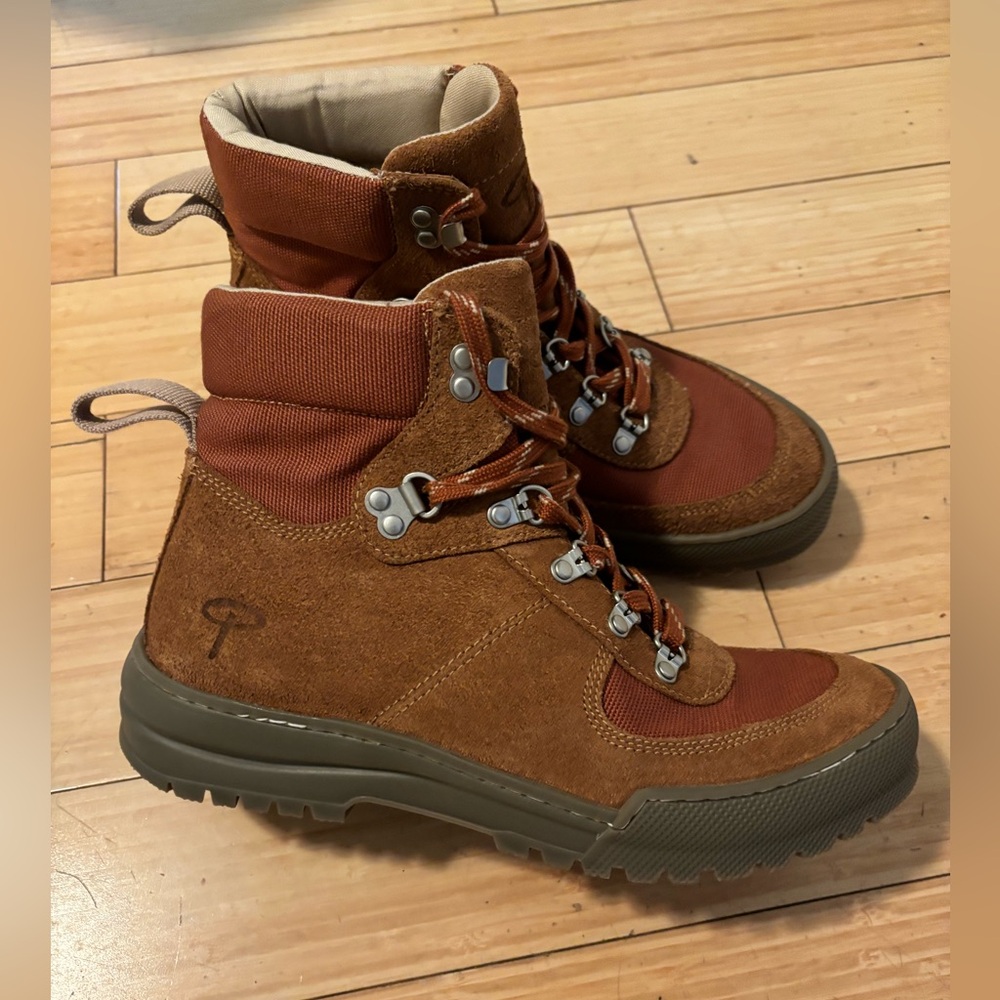 Women’s size 9.5 Erem Xerocole hiking boots - never worn